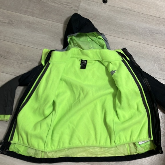 The North Face , boys medium (10/12) hyvent rain jacket with removable fleece - Picture 4 of 7